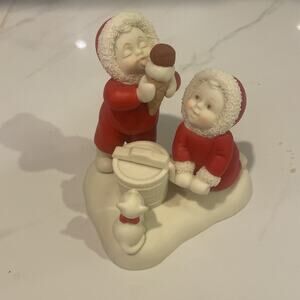 Retired 2005 Snowbabies Babies On The Farm “ Ice cream Is Best” Figurine